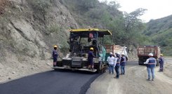 Se adelanta la pavimentación de los accesos a los puentes metálicos provisionales en el sector El Tarrita./ Foto cortesía: La Opinión.