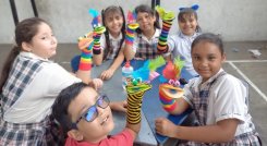 Los niños fabrican sus propios títeres. 