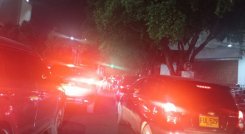 La avenida cero estuvo completamente bloqueada la noche del miércoles./Foto La Opinión