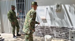 Uniformados del ejército realizan labores de limpieza en barrios de occidente de Cúcuta/Foto cortesía