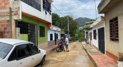 Dos uniformados fueron emboscados en la calle 14 del barrio Llanitos..