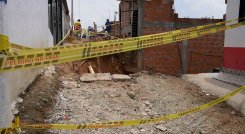 Los escombros acabaron con una humilde vivienda y hay otras casas a punto de colapsar. /Fotos: Cortesía / La Opinión