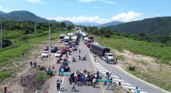 Una larga fila de vehículos se formó por el bloqueo al peaje Los Acacios. 