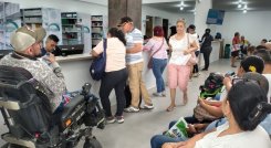 Algunos pacientes deben esperar en el piso y otros, hacer largas filas solo para reclamar un ficho. / Foto: Deicy Sifontes / La Opinión 