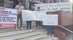 Los herederos adelantaron la jornada de protesta en las afueras del Palacio de Justicia./Foto Orlando Carvajal/La Opinión