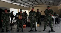 Sin formación académica en música, estos soldados aprendieron a tocar instrumentos y a cantar por pura pasión y esfuerzo propio.