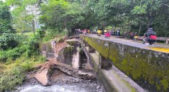 Técnicos especializados analizan la estructura del puente afectado por la ola invernal en el sector de La San Juana. /Foto: Cortesía.