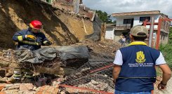 Ante los torrenciales aguaceros un muro de contención y la pared de una vivienda colapsan en el barrio El Palomar de Ocaña.