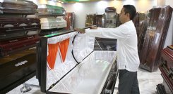 Morirse en estratos bajos cuesta entre $2.2 millones y casi $4 millones. En el cementerio El Gólgota es donde más barato sale una bóveda, ronda los $600.000./ Foto Carlos Ramírez-La Opinión