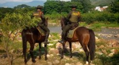 Carabineros de la policía patrullas por una orilla del río Pamplonita./Foto Cortesía