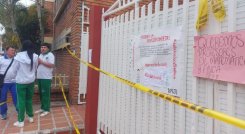 Estudiantes bloquean la entrada del Instituto Técnico Comercial Alfonso López de Ocaña.