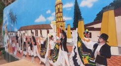 Jóvenes vandalizan murales del viacrucis en el mirador turístico de Cristo Rey.