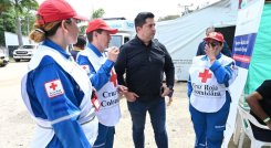La Cruz Roja colombiana coordina la entrega de ayudas humanitarias y atención médica a los desplazados por la violencia.