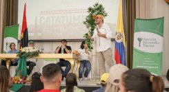 La Agencia Nacional de Tierras entrega títulos a las víctimas de la zona del Catatumbo.
