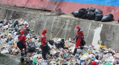 La empresa Veolia con sus obreros en plena acción de limpieza en el Canal Bogotá/Foto cortesía