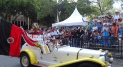 El desfile de carros antiguos, uno de los más vistosos de la Feria/Foto cortesía