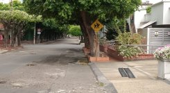 En esta calle del barrio Los Caobos fue apuñalado ayer un vigilante informal  por un habitante de calle/Foto la Opinión
