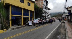 Comunidad educativa del colegio Alfonso López Pumarejo adelantan una jornada de protesta por la demolición de un colegio para construir un hospital.