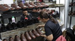 Calzado de la región. / FotoCarlos Ramírez-La Opinión