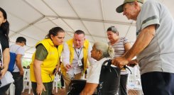 El subdirector de la Unidad Nacional de Víctimas, Fredy Orlando Quintero, dialoga aquí con una mujer víctima/Foto cortesía