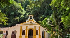 A refacción el camino peatonal hacia el santuario Agua de la Virgen.