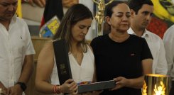 La viuda de Diógenes Quintero, Diana Riveros, y su señora madre Dioselina Amaya, recibieron sendas condecoraciones póstumas./Foto cortesía