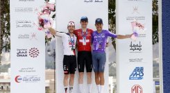 El suizo Mauro Schmid  (centro), superó en el esprín al británico Adam Yates (UAE) y al australiano Lucas Plapp (Jayco AluLa). 