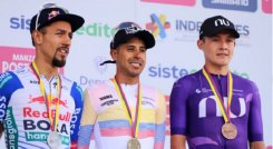 Brandon Rivera (centro) se coronó campeón de la contrarreloj. A la izquierda. Daniel Felipe Martínez, fue segundo y Rodrigo Contreras, tercero.