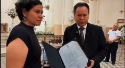 El gobernador William Villamizar entrega a un familiar de la fallecida exalcaldesa Margarita Silva de Uribe un decreto de honores por los servicios y aportes hechos a Cúcuta y al departamento./Foto: Cortesía