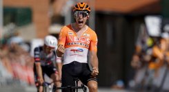 Axel Laurence (Ineos) venció en el embalaje al español Igor Arrieta (UAE-Emirates) en la tercera jornada de la Vuelta al País Vasco. 