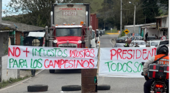 Bloqueo vial en el sector La Laguna, en la vía a Pamplona. 