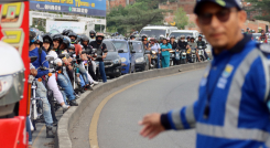 Alférez vigila tránsito durante bloqueo vial en Cúcuta.
