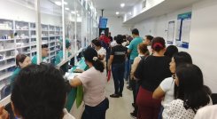 Largas colas para reclamar medicamentos que nunca entregan en los dispensarios de Nueva EPS/Foto: Orlando Carvajal