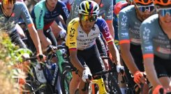Egan Bernal pasó un momento crítico en los últimos 45 kilómetros de la etapa.