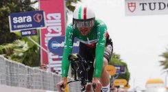 Filippo Ganna demostró su poderío en la contrarreloj de la corsa rosa.