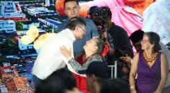 En el Encuentro de Economías para la Vida, el presidente Petro estrechó abrazos con abuelas que arribaron al SENA/Foto Carlos Ramírez