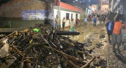 Damnificados reciben las ayudas humanitarias, mientras las distintas entidades adelantan la limpieza de las calles y viviendas afectadas por la avenida torrencial.