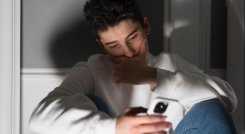 Expertos alertan por el impacto del uso excesivo del celular en la salud mental de los jóvenes