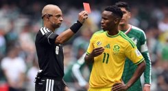 El centrocampista de los 'Bafana Bafana' Themba Zwane  que fue expulsado contra México, podría ser su debut y despedida si  Sudáfrica no avanza más allá de la fase de grupos.