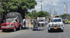 La víctima fatal murió en el lugar de los hechos, mientras que otra persona resultó herida y fue trasladada a un centro asistencial para recibir atención médica.