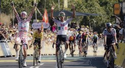 El mexicano Isaac Del Toro (izq) se impuso este domingo en la la segunda etapa del Tour de Francia.