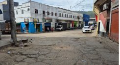 Moradores de los barrios aledaños a la plaza de mercado de Ocaña reclaman la reposición de pavimentos.