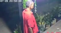 Lo grabaron llevándose una silla y al día siguiente lo encontraron muerto