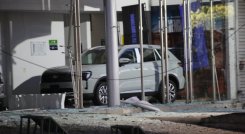 Atentado al Denor, daños en concesionario. Foto: Carlos Ramírez / La Opinión.