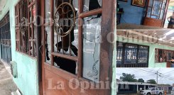 El techo y los ventanales de la vivienda quedaron destruidos por la onda explosiva.Foto: Leonardo Oliveros-La Opinión