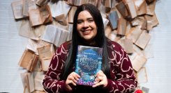 Entre la fantasía palaciega y la realidad humana: Karine Bernal Lobo alza su corona literaria.