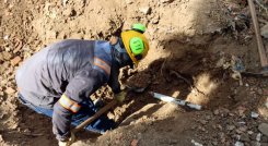 Obreros de Aqualia desconectan la tubería fraudulenta en Montevideo/Foto: Carlos Ramírez/La Opinión