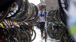 Video | Así fue la emotiva despedida del pelotón a Nairo Quintana en su última carrera del Giro de Emilia