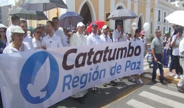 Los afectados por la violencia claman verdaderos gestos de paz. Proponen reanudar los diálogos con los grupos al margen de la ley.