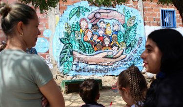 La comunidad rosariense fue protagonista de la develación de un mural conmemorativo alusivo al Día del Migrante. 